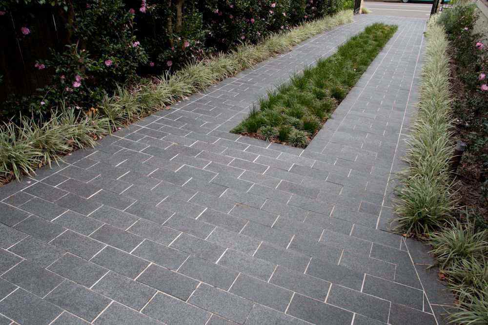 Black Basalt Ledgestone for Driveway Paving